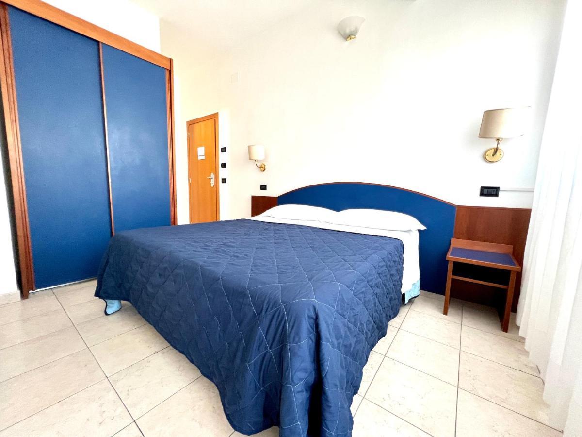 Hotel B&B Montecarlo Milano Marittima Bagian luar foto