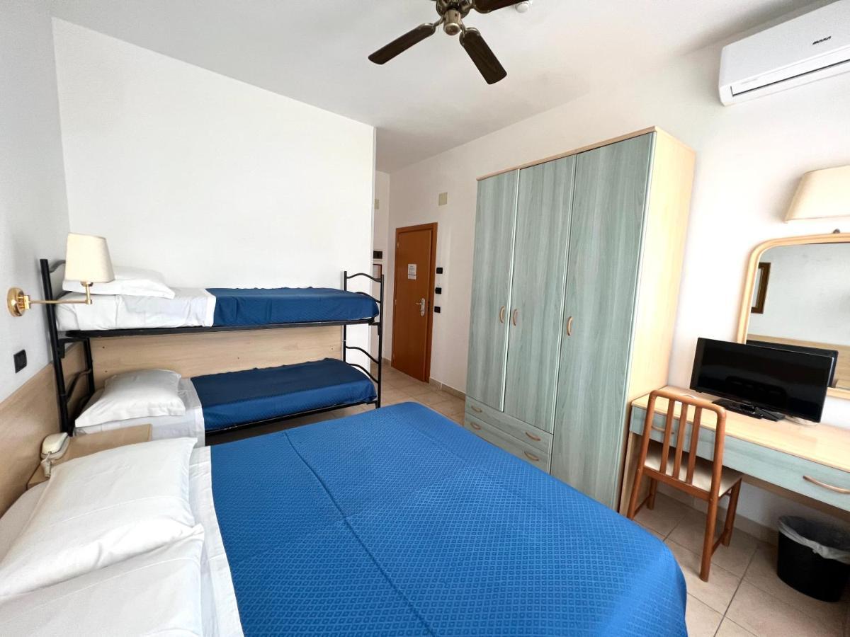Hotel B&B Montecarlo Milano Marittima Bagian luar foto
