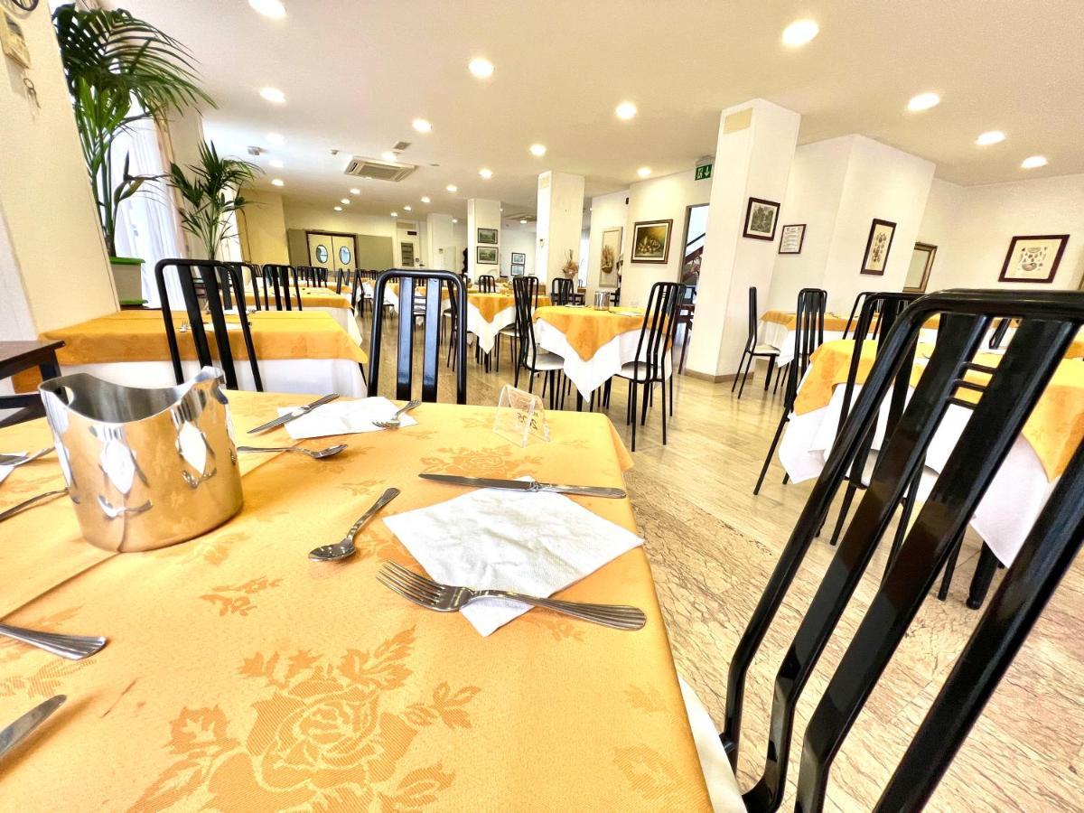 Hotel B&B Montecarlo Milano Marittima Bagian luar foto