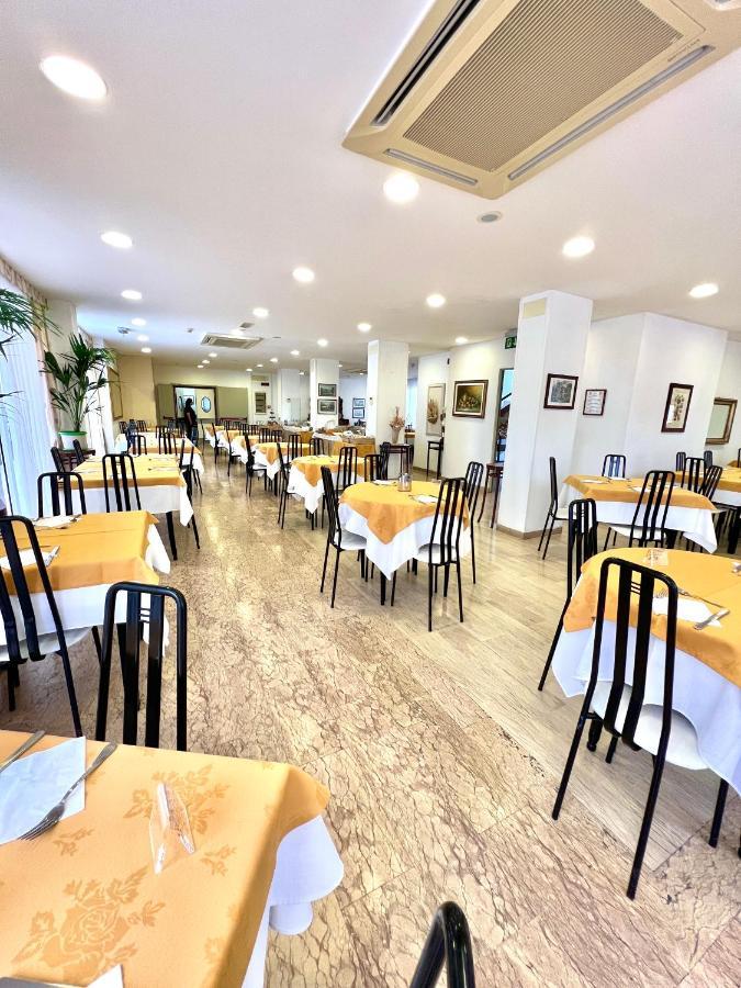 Hotel B&B Montecarlo Milano Marittima Bagian luar foto